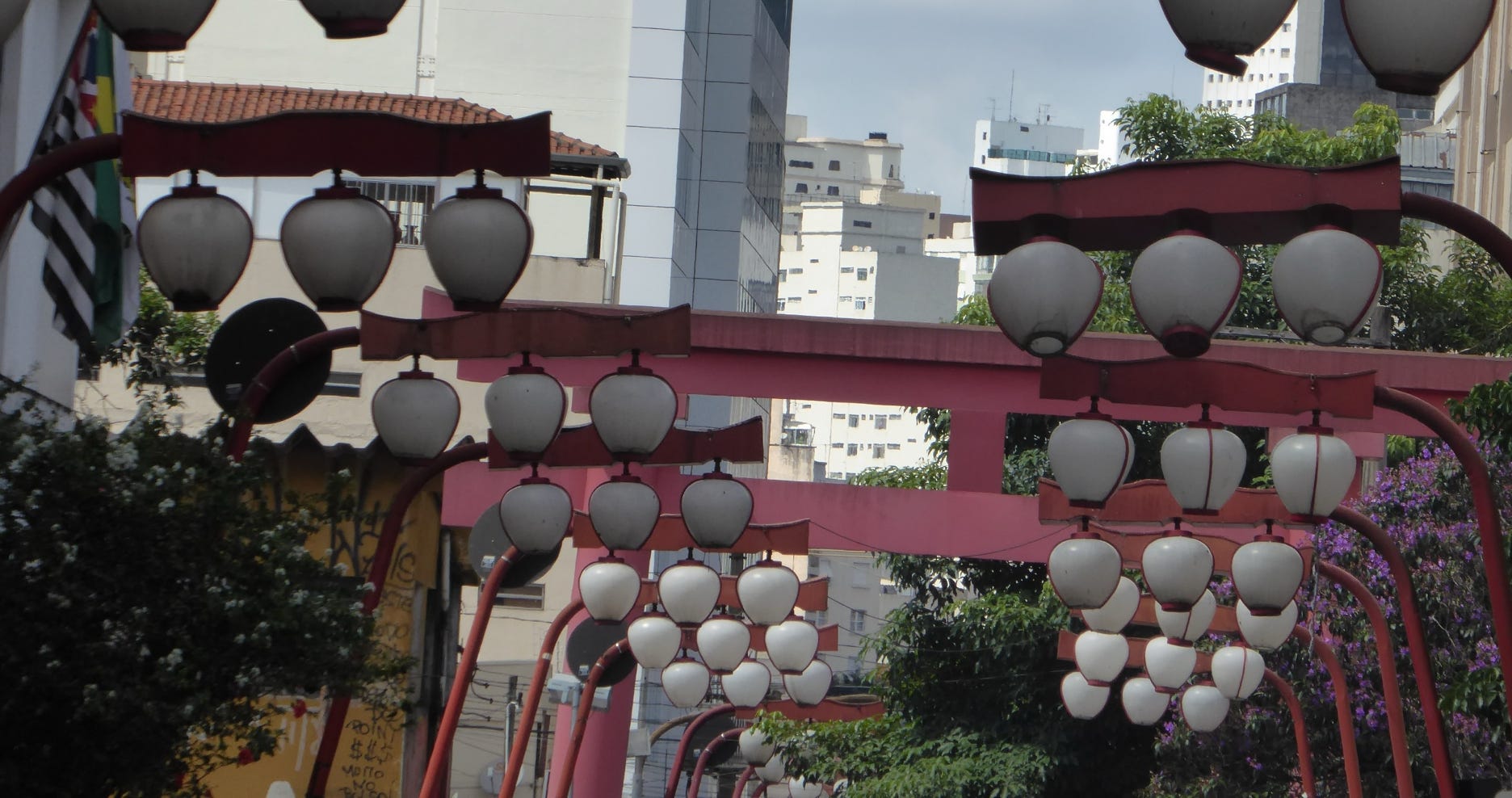 Rua do bairro da Liberdade marcado pela presença de japoneses e chineses.