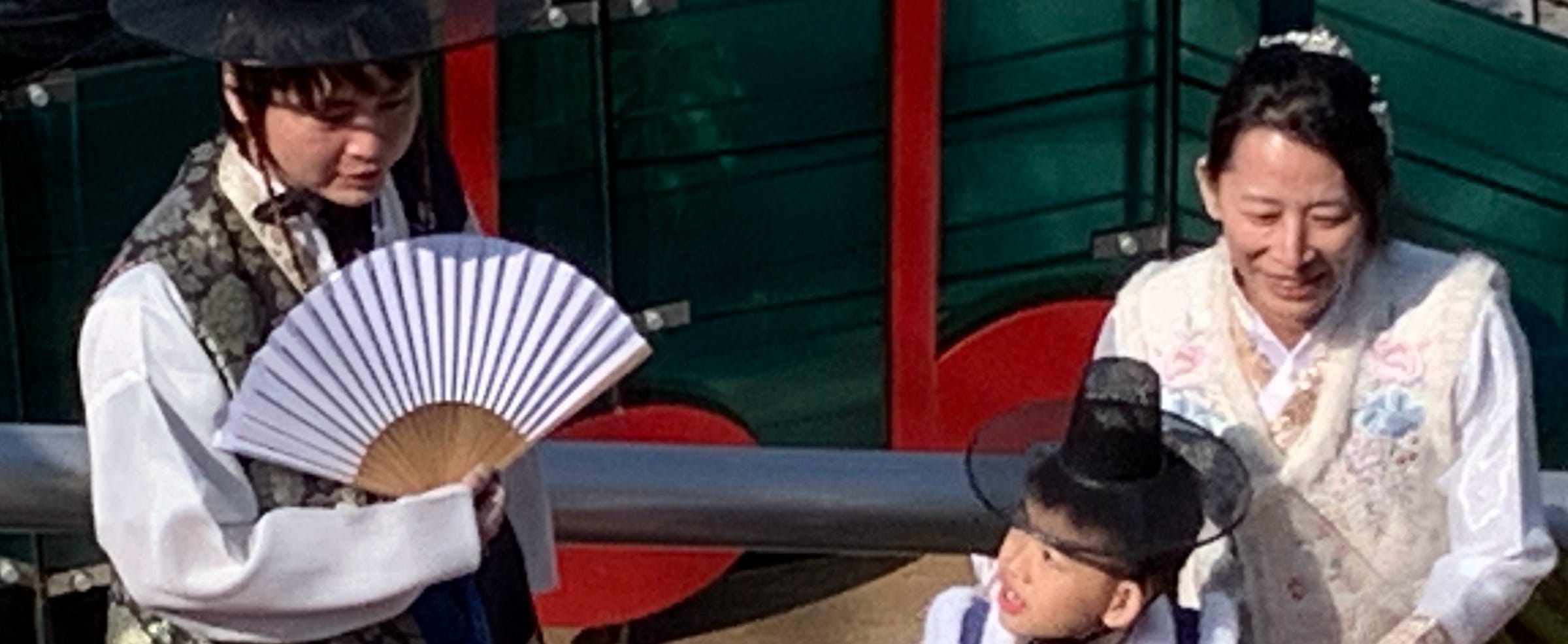 Coreanos com trajes tradicionais da Corea do Sul